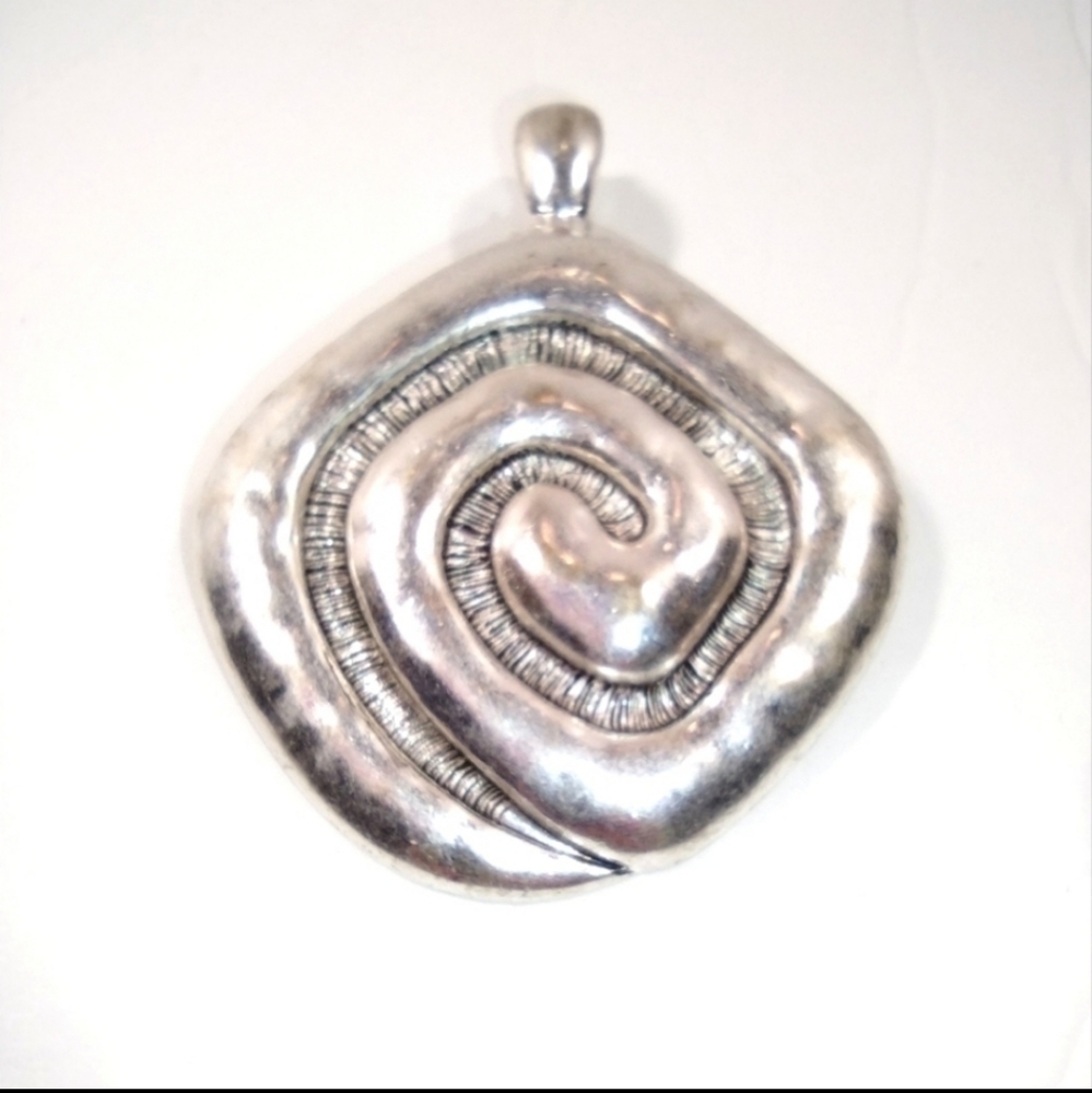 Magnetic Clasp Circle of Life Hammered Pendant NWOT